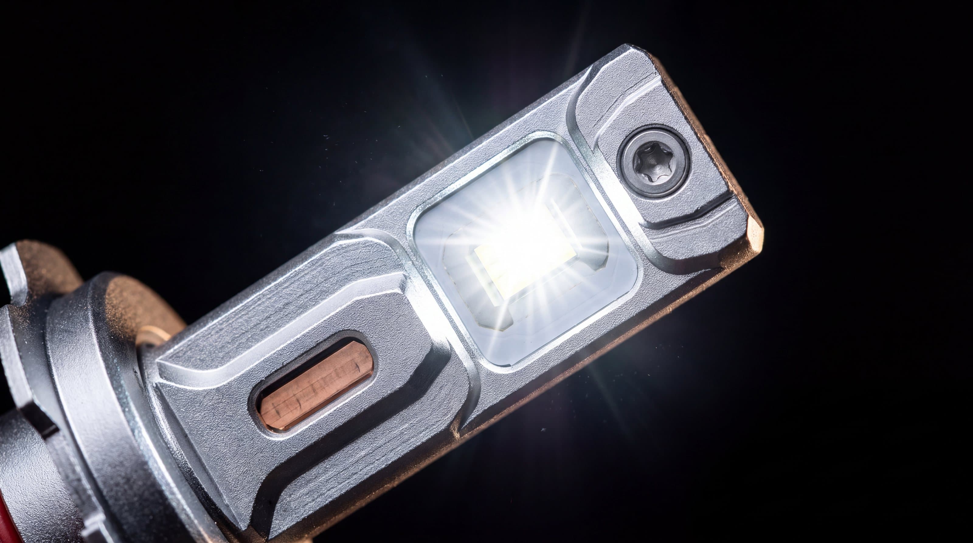 Macro do chip CSP de um LED VM aceso em luz branca