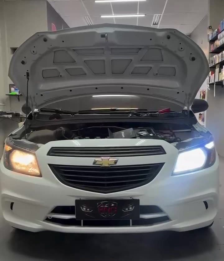 Chevrolet Onix com a halógena de fábrica no farol da esquerda e o LED VM no da direita