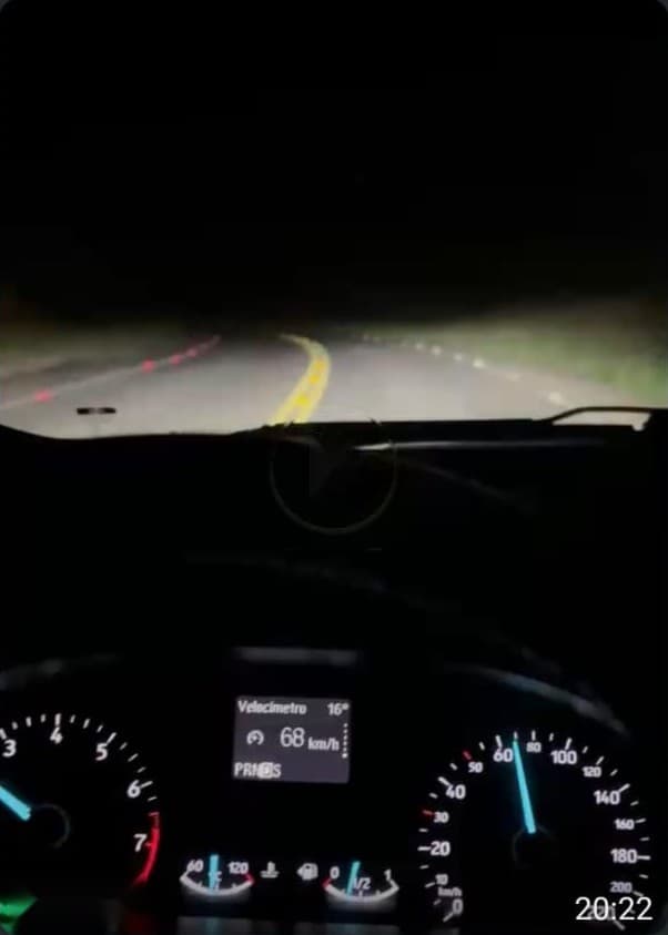 Vídeo do cliente: painel a 68 km/h e a estrada iluminada à frente